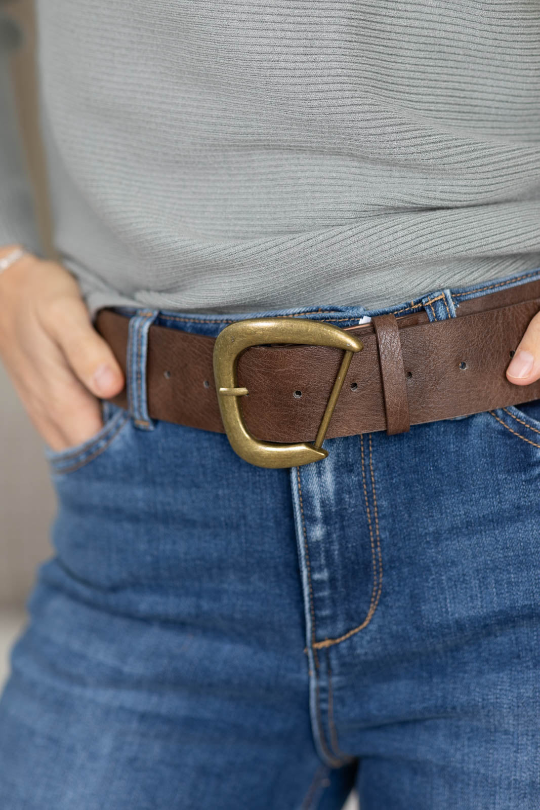 Sleek Irregular Rounded Buckle Belt